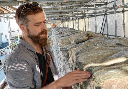 Zeigt den Stadträten die Baustelle Stadtmauer: Architekt Frank Hölldobler. Hier erklärt er, wie die Mauerkrone restauriert wird. Foto Klemm