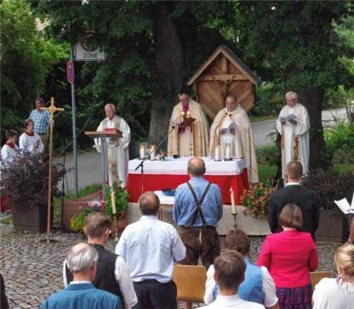 Zelebrierten gemeinsam: Pfarrer Herbert Holzner, Dekan Daniel Reichel, Pfarrer Herbert Aneder und Pfarrer Drago Curic (von links).