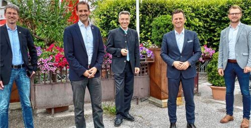Zu einem Austausch trafen sich (von links) der Vorsitzende des IHK-Regionalausschusses, Andreas Bensegger, Oberbürgermeister Andreas März, Landrat Otto Lederer, IHK-Hauptgeschäftsführer Manfred Gößl und IHK-Geschäftsstellenleiter Jens Wucherpfennig. Foto RE