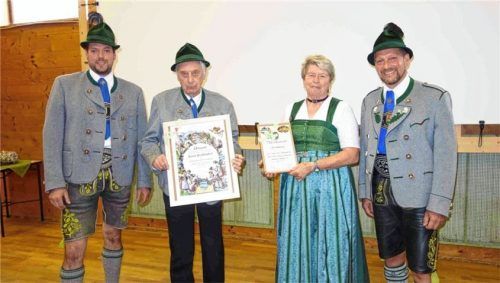 Zweiter Vorsitzender Maxi Maurer ehrt Sepp Fembacher für 70 Jahre und Cilly Schweinsteiger für 50 Jahre Mitgliedschaft. Vorsitzender Martin Schober (rechts) dankt für die Treue. Foto Hötzelsperger