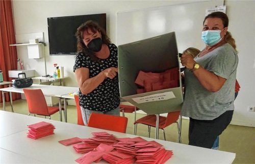 10300 Stimmen hatten die Wahlhelfer in Kolbermoor auszuzählen. Um 21.45 Uhr waren sie damit fertig und schneller als ihre Kollegen in Bad Aibling.Foto Poitsch