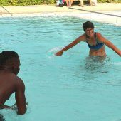 Trainerin im Wasser