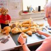 Kanzler-Teddy mit Merkel-Raute