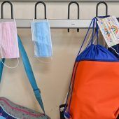 Die Maske fällt – aber nur in der Schule