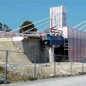 Verhüllte Aicherparkbrücke: Waren hier Künstler am Werk?