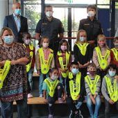 Kolbermoorer Erstklässler leuchten auf ihrem Schulweg