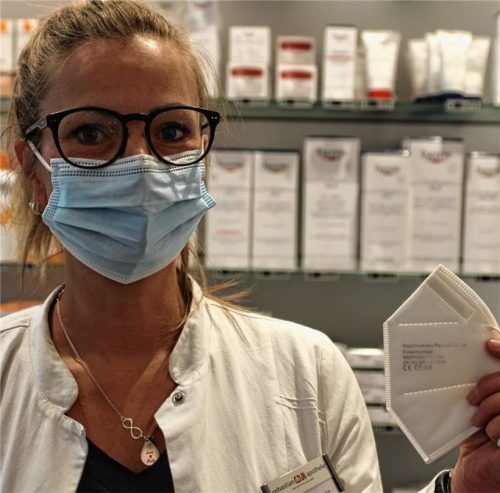 Ab sofort genügt die OP-Maske: Stefanie Kunz von der Sebastian-Apotheke in Bad Aibling legt die FFP2-Maske erstmal ab. Foto Hadersbeck