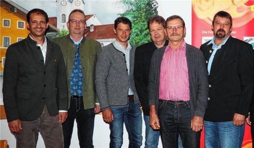 Abschied beim „Kirchenwirt“ – (von links) Bürgermeister Andreas März, stellvertretender Kommandant Ludwig Guttenberger, neuer Kassier Stefan Loferer, Schriftführer Christian Wylezol, ehemaliger Kassier Josef Loferer und Vorstand Thomas Fischbacher.Foto aerzbäck