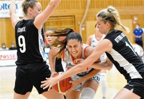 Ana Voitulek (Bildmitte) und Wasserburgs Damen setzten sich im Pokal durch. Foto Gabriele Hörndl