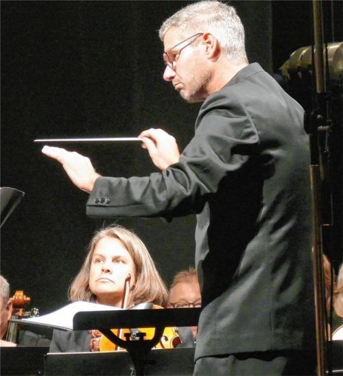 Andreas Penninger dirigiert das Orchester der „Innphilharmonie“. Foto  Janka