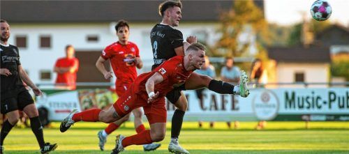 Angreifer Kurt Weixler fliegt heran und köpft hier zum Traunsteiner Siegtreffer in Kastl ein.Foto Christian Butzhammer