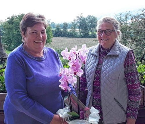 Anna Voggenauer (rechts) bedankte sich stellvertretend für den gesamten Frauenbund Frasdorf bei Irmi Bauer für die Organisation und Durchführung der Frasdorfer Seniorennachmittage. Foto Rehberg
