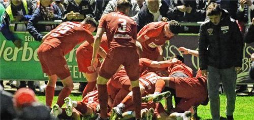 Auf überschäumenden Jubel der Buchbacher nach dem Führungstreffer von Aleks Petrovic folgte die späte Ernüchterung. Unterm Strich bleibt aber der Eindruck einer bärenstarken Leistung bestehen. Foto Michael Buchholz