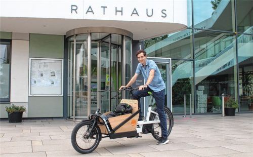 Ausgeliehen im Rathaus: OVB-Volontär Korbinian Sautter testet das neue Lastenrad der Stadt Kolbermoor.