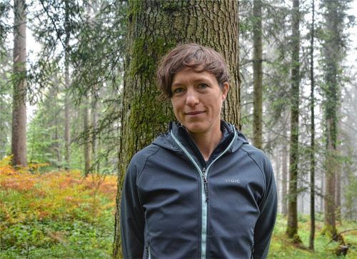 Barbara Brunner hat sich in Südtirol zur Expertin fürs Waldbaden ausbilden lassen und bietet seit mehr als zwei Jahren Führungen zu dieser Entspannungsmöglichkeit an. Fotos Huber