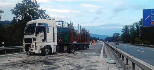 Bei dem Unfall war eine große Menge Betriebsstoffe ausgelaufen, die die Feuerwehr aufwendig beseitigen musste. Foto Lamminger