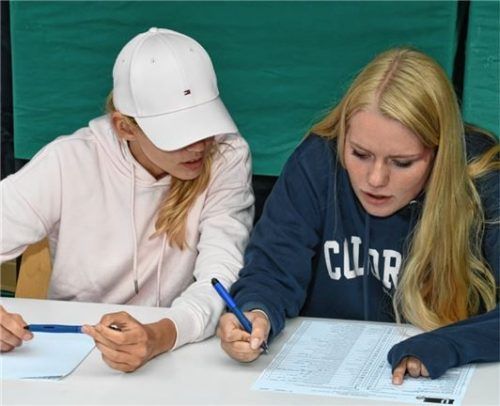 Bei der Auszählung: Elena Ostermann (links) und Romy Braun zählen die Stimmen der Jugendlichen.