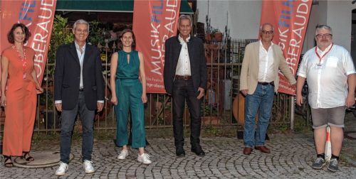 Bei der feierlichen Eröffnung: (von links) Veronika Lömker von den Musikfilmtagen, Festivalleiter Markus Aicher, Lena Kettner von Prokino Filmverleih, Oberaudorfs Zweiter Bürgermeister Alois Holzmaier, Landkreis-Kulturreferent Christoph Maier-Gehring und Benno Stigloher von den Musikfilmtagen. Foto Wachinger