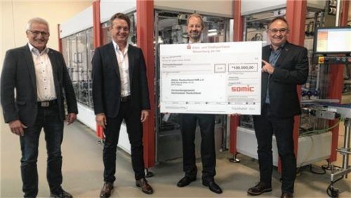 Bei der Scheckübergabe: (von links) Bernhard Wild (Somic), Dr. Gerhard Huber (Somic), Dieter Wünsche (Bezirksgeschäftsführer des Malteser Hilfsdiensts München) und Patrick Bonetsmüller (Somic). Foto auer