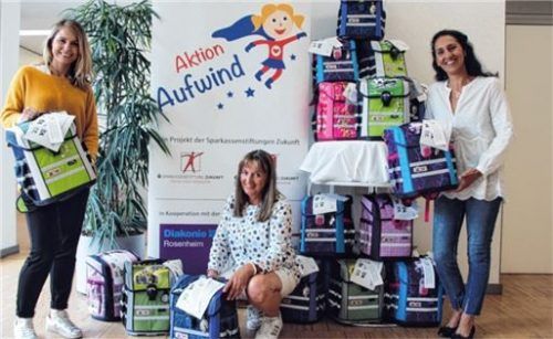 Bei der Schulranzen-Übergabe (von links) Alexa Hubert, geschäftsführendes Vorstandsmitglied der Sparkassenstiftungen Zukunft mit Manuela Damköhler und Christine Domek-Rußwurm von der Rosenheimer Aktion für das Leben. Foto Sparkasse
