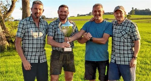Bei der Siegerehrung der Vereinsmeisterschaft des Hufeisenclubs Söchentau: (von links) Vorsitzender Gerhard Adlmaier, Vereinsmeister Andreas Adlmaier, der letztjährige Vereinsmeister Günther Benstetter und stellvertretender Vorsitzender Marco Binder.Foto re