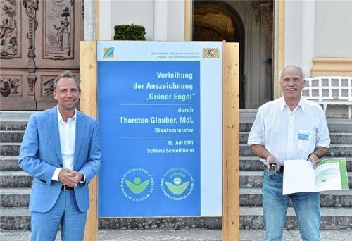 Bei der Verleihung im Schloss Schleißheim: Bayerns Umweltminister Thorsten Glauber (links) und der Vorsitzende der Rosenheimer Ortsgruppe des Bund Naturschutz, Steffen Storandt. Foto StmUV Bayern