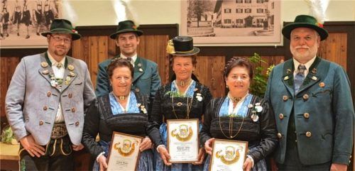 Bei der Verleihung: (von links) Gebietsvertreter Alois Lankes, Zweiter Vorsitzender Martin Gimpl, „die 50-jährigen Röckifrauen“ Lisbeth Mayer, Annemarie Zeller und Erni Gillitz-Hubbauer sowie Vorsitzender Sepp Geisreiter.Foto re