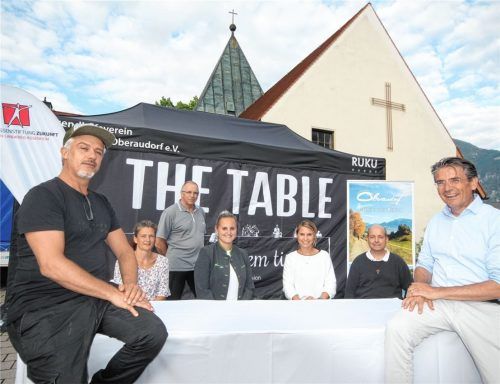 Bei einem Vor-Ort-Termin stellte der Künstler Hannes Seebacher (links) das Kunstprojekt „The Table – alle an einem Tisch“ vor. Jenny Röhling, Jürgen Fecker, Pia Neumüller, Alexa Hubert, Günter Nun, Marco Simoniti waren begeistert. Foto Schmidt