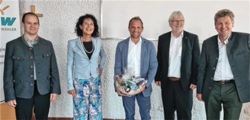 Beim Expertengespräch: (von links) Christian Albersinger, stellvertretender Kreishandwerksmeister, Christine Degenhart, Vorsitzende der FW-Kreisvereinigung Rosenheim-Stadt, Staatsminister Thorsten Glauber, FW-Bundestagskandidat Gerhard Schloots sowie Rainer Küblbeck, stellvertretender Kreishandwerksmeister. Foto re