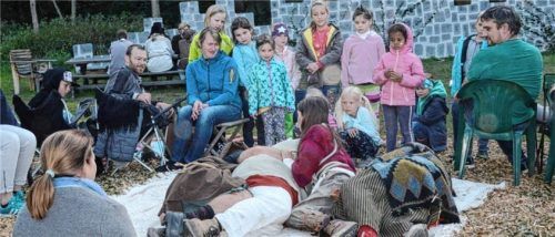 Beim Theaterstück Ronja Räubertochter in 2019 bewegten sich die Spieler in mitten der Zuschauer. Foto Ammelburger