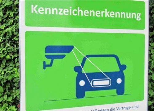 Bezahlt wird per Kennzeichen-Erkennung. Eine Firma übernimmt die Halterermittlung über das Kraftfahrzeug-Bundesamt, wenn eine Zahlung nicht klappt.