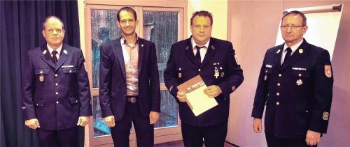 Bleibt weiter im Amt: (von links) Feuerwehrkommandant Peter Höhensteiger gemeinsam mit Rosenheims Oberbürgermeister Andreas März, dem neuen Träger des Silbernen Feuerwehr-Ehrenzeichens, Christian Niggl, und Rosenheims Stadtbrandrat Hans Meyrl.Foto re