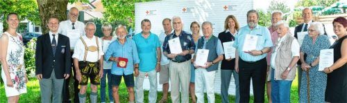 Bürgermeisterin Irene Biebl-Daiber und Vorsitzender Stefan Rotter (von links) zeichnen verdiente Mitglieder aus: Bernd Pfeuffer, Konrad Huber, Birte Pfeuffer, Peter Wernsdörfer, Stanislav Minholz, Hubert Leutner, Werner Korn, Kathrin Leistner, Lorenz Steindlmüller, Katrin Niekerke, Klaus Daiber, Donat Praßberger, Fritz Wanner, Andreas Niekerke, Ingeborg Jäger und Nadine Brugger (von links). Foto Berger