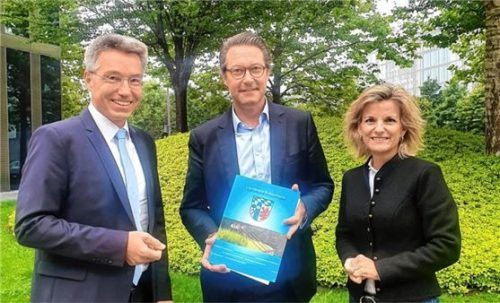 Bundesverkehrsminister Andreas Scheuer (Mitte) erhielt die Resolution aus den Händen von Landrat Otto Lederer und der Bundestagsabgeordneten Daniela Ludwig.Foto Re