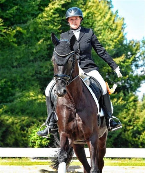 Christina Aumüller (PSV Reitanlage Rauch im Holz) auf „Die Eine 4“ gewann die Dressurprüfung Klasse A. Foto Regine Weißmüller