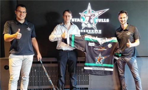 Daniel Bucheli, Geschäftsführer der Starbulls Rosenheim, (links) freut sich gemeinsam mit Alois Spanrad, dem Geschäftsführer der Möbel Spanrad GmbH&Co. KG, (Mitte) und Darwin Kuhn aus dem Bereich Sponsoring über die Zusammenarbeit.Foto  RE