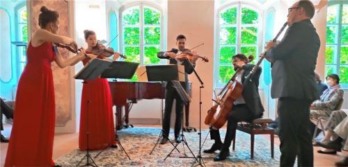 Das Aris Quartett mit dem Klarinettisten Clemens Trautmann (rechts) im Bibliothekssaal des Augustiner Chorherrenstiftes auf der Herreninsel. Foto Giesen