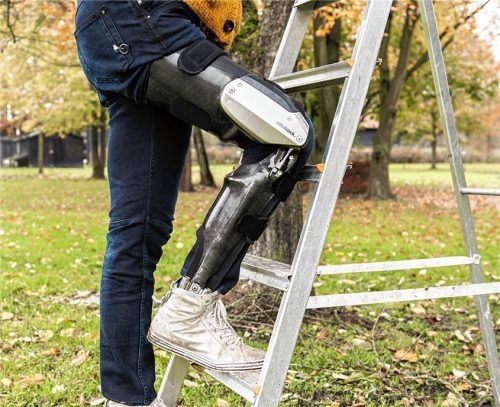 Das Orthesensystem passt sich jeder Bewegung im Alltag an und unterstützt während des gesamten Gangzyklus. Das Knie kann ohne Einschränkung unter Last gebeugt werden.