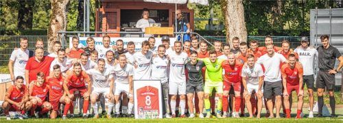 Das Team „Domi & Friends“ in den weißen Trikots mit einigen bekannten Fußballern aus der Region trat im Abschiedsspiel für Dominik Haas gegen Wasserburg, gemischt aus Spielern der ersten und zweiten Mannschaft, an.Fotos John Cater