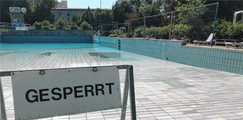 Das Wasser ist bereits größtenteils abgelassen, eine Reparatur der Fliesenschäden lohnt sich vor Saisonende nicht mehr.Foto  Lohmann