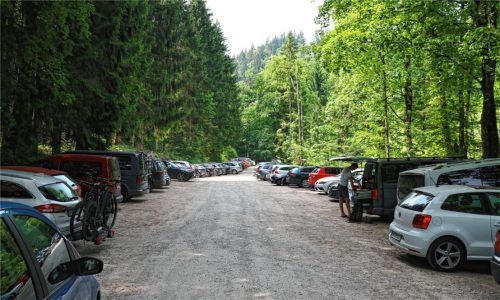 Der bei den Wanderern bestens bekannte Platz Hintergschwendt/Aigen bietet gerade an schönen Wandertagen viel zu wenig Platz für die Autos.Foto rehberg