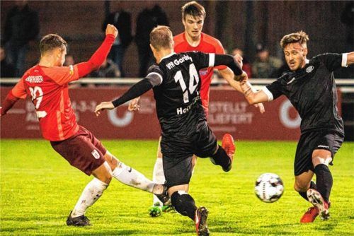 Der Doppelpack von Michael Barthuber (links), trifft hier zum 1:0, reichte den Wasserburger Löwen nicht.Foto John Cater