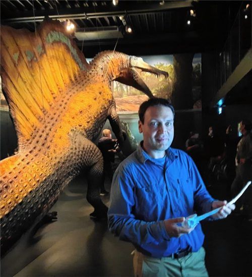 Der Entdecker von Rosenheims aktuellem Top-Model: Dr. Nizar Ibrahim mit einem Rückenwirbel-Duplikat des Spinosaurus. Foto Weiser