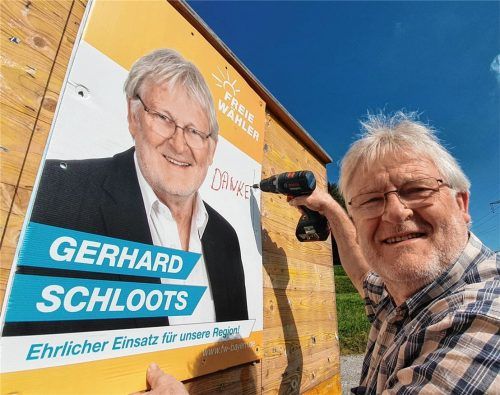 Der Mann mit der Bohrmaschine: Im nächsten Bundestag wird Gerhard Schloots zwar nicht sitzen. Aber er freut sich, dass er bei der Wahl ein gutes Ergebnis erzielt hat. Hier ist er dabei, ein Wahlplakat abzunehmen.Foto Ammelburger