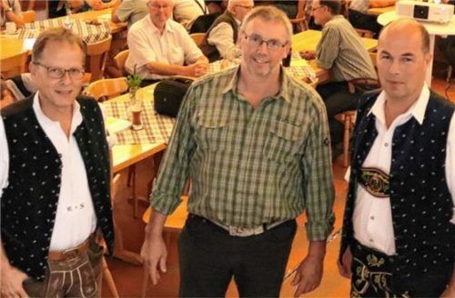 Der Maschinenring Aibling-Miesbach-München ließ in der Hauptversammlung das vergangene Jahr Revue passieren: (von links) der Geschäftsführer Klaus Schiller, Dritter MR-Vorsitzender Bartholomäus Heidenthaler und MR-Vorsitzender Martin Weber.Foto re
