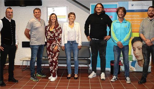 Der neue Vorstand der Traunsteiner Maler- und Lackierer-Innung: (von links) Obermeister Michael Röling, sein Stellvertreter Alexander Hunker und die weiteren Vorstandsmitglieder Maren Kogge, Verena Weiß, Alexander Bobnew, Markus Meier und Florian Raschke. Foto Wittenzellner