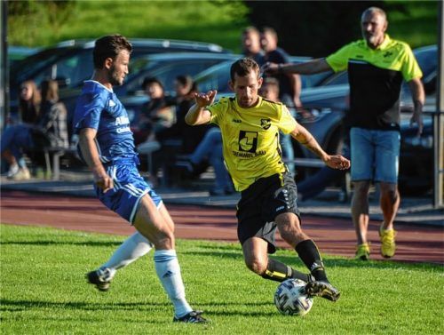 Der Panger Sebastian Reisert (rechts) im Zweikampf mit Matthias Breitrainer vom SV Söllhuben. Am Ende behielten Reisert & Co. die Oberhand.Foto Franz Ruprecht