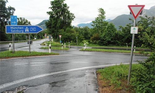 Der Radweg zwischen Nußdorf und Brannenburg kreuzt mehrfach Straßeneinmündungen oder auch den Zubringer zur Autobahn. Foto Steffenhagen