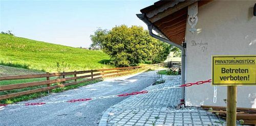 Der Stein des Anstoßes: Mit einer Kette versperrten die Grundstückseigner in Bad Endorf einen Wanderweg.Foto Berger