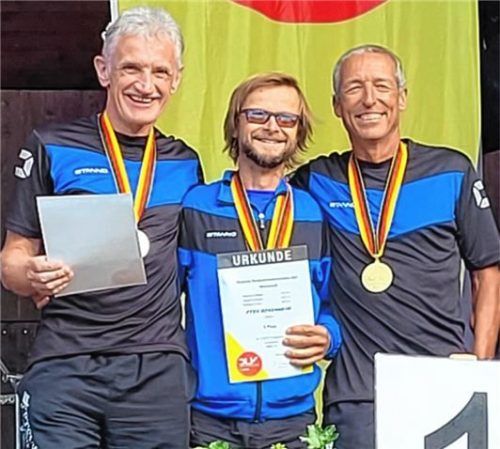 Deutscher Meister wurden die Senioren M60-75 mit Anton Gröschl, Winfried Huber und Roland Essler (von links).Foto Ludwig Stuffer